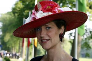 08-06-2006 SHOWBIZZ; HARINGPARTY IS OOK MET ORANJEKOORTS BESMET.Op de 45ste Nationale Haringpartij op het prachtige landgoed van Kasteel Neijenrode in Breukelen was de oude haring nog net niet oranje.Wel veel dames en heren waren in het oranje getint zoals o.a. dassen,jurkjes,schoenen en natuurlijk de hoedjes. Het leverde als elk jaar weer een prachtig schouwspel op in het heerlijke zomerse zonlicht.Vele honderden genodigden waren weer naar Breukelen afgereist om een oud haringtje te nuttigen.Er waren weer tal van bekenden uit de mode, politiek,showbizz en media wereld aanwezig. De haring smaakte prima, de wijn was al vroeg op en de sfeer was top zoals al 45 jaar bij het haring happen. Hopelijk zijn er volgend jaar weer de echte Hollandsche nieuwe maatjes aanwezig.
foto: Albert den Iseger.