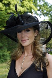 08-06-2006 SHOWBIZZ; HARINGPARTY IS OOK MET ORANJEKOORTS BESMET.Op de 45ste Nationale Haringpartij op het prachtige landgoed van Kasteel Neijenrode in Breukelen was de oude haring nog net niet oranje.Wel veel dames en heren waren in het oranje getint zoals o.a. dassen,jurkjes,schoenen en natuurlijk de hoedjes. Het leverde als elk jaar weer een prachtig schouwspel op in het heerlijke zomerse zonlicht.Vele honderden genodigden waren weer naar Breukelen afgereist om een oud haringtje te nuttigen.Er waren weer tal van bekenden uit de mode, politiek,showbizz en media wereld aanwezig. De haring smaakte prima, de wijn was al vroeg op en de sfeer was top zoals al 45 jaar bij het haring happen. Hopelijk zijn er volgend jaar weer de echte Hollandsche nieuwe maatjes aanwezig.
foto: Albert den Iseger.