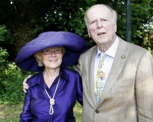 08-06-2006 SHOWBIZZ; HARINGPARTY IS OOK MET ORANJEKOORTS BESMET.Op de 45ste Nationale Haringpartij op het prachtige landgoed van Kasteel Neijenrode in Breukelen was de oude haring nog net niet oranje.Wel veel dames en heren waren in het oranje getint zoals o.a. dassen,jurkjes,schoenen en natuurlijk de hoedjes. Het leverde als elk jaar weer een prachtig schouwspel op in het heerlijke zomerse zonlicht.Vele honderden genodigden waren weer naar Breukelen afgereist om een oud haringtje te nuttigen.Er waren weer tal van bekenden uit de mode, politiek,showbizz en media wereld aanwezig. De haring smaakte prima, de wijn was al vroeg op en de sfeer was top zoals al 45 jaar bij het haring happen. Hopelijk zijn er volgend jaar weer de echte Hollandsche nieuwe maatjes aanwezig.
foto: Albert den Iseger.