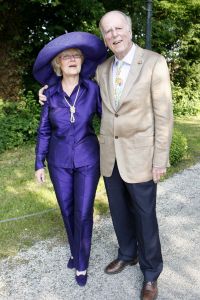 08-06-2006 SHOWBIZZ; HARINGPARTY IS OOK MET ORANJEKOORTS BESMET.Op de 45ste Nationale Haringpartij op het prachtige landgoed van Kasteel Neijenrode in Breukelen was de oude haring nog net niet oranje.Wel veel dames en heren waren in het oranje getint zoals o.a. dassen,jurkjes,schoenen en natuurlijk de hoedjes. Het leverde als elk jaar weer een prachtig schouwspel op in het heerlijke zomerse zonlicht.Vele honderden genodigden waren weer naar Breukelen afgereist om een oud haringtje te nuttigen.Er waren weer tal van bekenden uit de mode, politiek,showbizz en media wereld aanwezig. De haring smaakte prima, de wijn was al vroeg op en de sfeer was top zoals al 45 jaar bij het haring happen. Hopelijk zijn er volgend jaar weer de echte Hollandsche nieuwe maatjes aanwezig.
foto: Albert den Iseger.