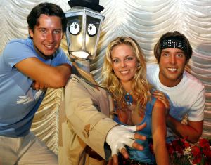 28-06-2006 SHOWBIZZ; 15 JULI OPENT MAGIC PALACE DE DEUREN MAAR ZONDER HANS IN DE SHOW. Hans wordt de directeur en begeleider van het totale project in Torremolinos.
De dagelijkse show van 1.5 uur word nu in zijn geheel ingevuld door Renzo, Oscar, Mara en Stefan Kazan. Het hele verhaal deze week met foto\'s uit Torremolinos in de Prive.
foto: Albert den Iseger.