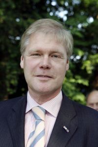 08-06-2006 SHOWBIZZ; HARINGPARTY IS OOK MET ORANJEKOORTS BESMET.Op de 45ste Nationale Haringpartij op het prachtige landgoed van Kasteel Neijenrode in Breukelen was de oude haring nog net niet oranje.Wel veel dames en heren waren in het oranje getint zoals o.a. dassen,jurkjes,schoenen en natuurlijk de hoedjes. Het leverde als elk jaar weer een prachtig schouwspel op in het heerlijke zomerse zonlicht.Vele honderden genodigden waren weer naar Breukelen afgereist om een oud haringtje te nuttigen.Er waren weer tal van bekenden uit de mode, politiek,showbizz en media wereld aanwezig. De haring smaakte prima, de wijn was al vroeg op en de sfeer was top zoals al 45 jaar bij het haring happen. Hopelijk zijn er volgend jaar weer de echte Hollandsche nieuwe maatjes aanwezig.
foto: Albert den Iseger.