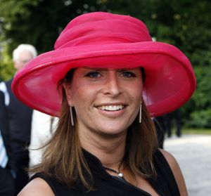 08-06-2006 SHOWBIZZ; HARINGPARTY IS OOK MET ORANJEKOORTS BESMET.Op de 45ste Nationale Haringpartij op het prachtige landgoed van Kasteel Neijenrode in Breukelen was de oude haring nog net niet oranje.Wel veel dames en heren waren in het oranje getint zoals o.a. dassen,jurkjes,schoenen en natuurlijk de hoedjes. Het leverde als elk jaar weer een prachtig schouwspel op in het heerlijke zomerse zonlicht.Vele honderden genodigden waren weer naar Breukelen afgereist om een oud haringtje te nuttigen.Er waren weer tal van bekenden uit de mode, politiek,showbizz en media wereld aanwezig. De haring smaakte prima, de wijn was al vroeg op en de sfeer was top zoals al 45 jaar bij het haring happen. Hopelijk zijn er volgend jaar weer de echte Hollandsche nieuwe maatjes aanwezig.
foto: Albert den Iseger.