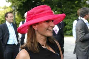 08-06-2006 SHOWBIZZ; HARINGPARTY IS OOK MET ORANJEKOORTS BESMET.Op de 45ste Nationale Haringpartij op het prachtige landgoed van Kasteel Neijenrode in Breukelen was de oude haring nog net niet oranje.Wel veel dames en heren waren in het oranje getint zoals o.a. dassen,jurkjes,schoenen en natuurlijk de hoedjes. Het leverde als elk jaar weer een prachtig schouwspel op in het heerlijke zomerse zonlicht.Vele honderden genodigden waren weer naar Breukelen afgereist om een oud haringtje te nuttigen.Er waren weer tal van bekenden uit de mode, politiek,showbizz en media wereld aanwezig. De haring smaakte prima, de wijn was al vroeg op en de sfeer was top zoals al 45 jaar bij het haring happen. Hopelijk zijn er volgend jaar weer de echte Hollandsche nieuwe maatjes aanwezig.
foto: Albert den Iseger.