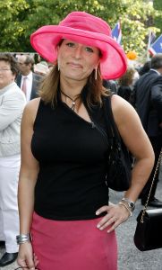 08-06-2006 SHOWBIZZ; HARINGPARTY IS OOK MET ORANJEKOORTS BESMET.Op de 45ste Nationale Haringpartij op het prachtige landgoed van Kasteel Neijenrode in Breukelen was de oude haring nog net niet oranje.Wel veel dames en heren waren in het oranje getint zoals o.a. dassen,jurkjes,schoenen en natuurlijk de hoedjes. Het leverde als elk jaar weer een prachtig schouwspel op in het heerlijke zomerse zonlicht.Vele honderden genodigden waren weer naar Breukelen afgereist om een oud haringtje te nuttigen.Er waren weer tal van bekenden uit de mode, politiek,showbizz en media wereld aanwezig. De haring smaakte prima, de wijn was al vroeg op en de sfeer was top zoals al 45 jaar bij het haring happen. Hopelijk zijn er volgend jaar weer de echte Hollandsche nieuwe maatjes aanwezig.
foto: Albert den Iseger.