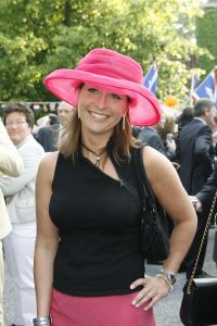 08-06-2006 SHOWBIZZ; HARINGPARTY IS OOK MET ORANJEKOORTS BESMET.Op de 45ste Nationale Haringpartij op het prachtige landgoed van Kasteel Neijenrode in Breukelen was de oude haring nog net niet oranje.Wel veel dames en heren waren in het oranje getint zoals o.a. dassen,jurkjes,schoenen en natuurlijk de hoedjes. Het leverde als elk jaar weer een prachtig schouwspel op in het heerlijke zomerse zonlicht.Vele honderden genodigden waren weer naar Breukelen afgereist om een oud haringtje te nuttigen.Er waren weer tal van bekenden uit de mode, politiek,showbizz en media wereld aanwezig. De haring smaakte prima, de wijn was al vroeg op en de sfeer was top zoals al 45 jaar bij het haring happen. Hopelijk zijn er volgend jaar weer de echte Hollandsche nieuwe maatjes aanwezig.
foto: Albert den Iseger.