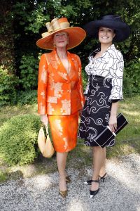 08-06-2006 SHOWBIZZ; HARINGPARTY IS OOK MET ORANJEKOORTS BESMET.Op de 45ste Nationale Haringpartij op het prachtige landgoed van Kasteel Neijenrode in Breukelen was de oude haring nog net niet oranje.Wel veel dames en heren waren in het oranje getint zoals o.a. dassen,jurkjes,schoenen en natuurlijk de hoedjes. Het leverde als elk jaar weer een prachtig schouwspel op in het heerlijke zomerse zonlicht.Vele honderden genodigden waren weer naar Breukelen afgereist om een oud haringtje te nuttigen.Er waren weer tal van bekenden uit de mode, politiek,showbizz en media wereld aanwezig. De haring smaakte prima, de wijn was al vroeg op en de sfeer was top zoals al 45 jaar bij het haring happen. Hopelijk zijn er volgend jaar weer de echte Hollandsche nieuwe maatjes aanwezig.
foto: Albert den Iseger.