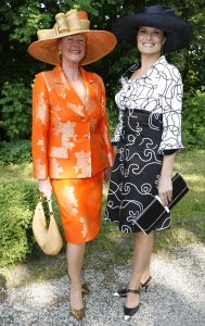 08-06-2006 SHOWBIZZ; HARINGPARTY IS OOK MET ORANJEKOORTS BESMET.Op de 45ste Nationale Haringpartij op het prachtige landgoed van Kasteel Neijenrode in Breukelen was de oude haring nog net niet oranje.Wel veel dames en heren waren in het oranje getint zoals o.a. dassen,jurkjes,schoenen en natuurlijk de hoedjes. Het leverde als elk jaar weer een prachtig schouwspel op in het heerlijke zomerse zonlicht.Vele honderden genodigden waren weer naar Breukelen afgereist om een oud haringtje te nuttigen.Er waren weer tal van bekenden uit de mode, politiek,showbizz en media wereld aanwezig. De haring smaakte prima, de wijn was al vroeg op en de sfeer was top zoals al 45 jaar bij het haring happen. Hopelijk zijn er volgend jaar weer de echte Hollandsche nieuwe maatjes aanwezig.
foto: Albert den Iseger.