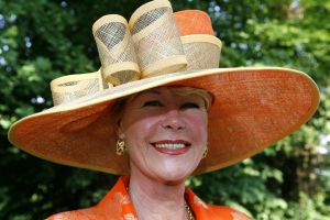 08-06-2006 SHOWBIZZ; HARINGPARTY IS OOK MET ORANJEKOORTS BESMET.Op de 45ste Nationale Haringpartij op het prachtige landgoed van Kasteel Neijenrode in Breukelen was de oude haring nog net niet oranje.Wel veel dames en heren waren in het oranje getint zoals o.a. dassen,jurkjes,schoenen en natuurlijk de hoedjes. Het leverde als elk jaar weer een prachtig schouwspel op in het heerlijke zomerse zonlicht.Vele honderden genodigden waren weer naar Breukelen afgereist om een oud haringtje te nuttigen.Er waren weer tal van bekenden uit de mode, politiek,showbizz en media wereld aanwezig. De haring smaakte prima, de wijn was al vroeg op en de sfeer was top zoals al 45 jaar bij het haring happen. Hopelijk zijn er volgend jaar weer de echte Hollandsche nieuwe maatjes aanwezig.
foto: Albert den Iseger.