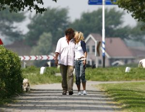 28-06-2006 SHOWBIZZ; SJOUKJE SMIT DOLGELUKKIG MET NIEUWE LIEFDE. Zo verliefd is zij nog nooit geweest, zo vertelde zij , maar is deze liefde wel echt en oprecht daar Klaus nog steeds samenwoont met zijn vriendin Annemiek. Lees het deze week in de Prive: Het echte liefdes verhaal van Sjoukje en Klaus.
foto: Albert den Iseger.