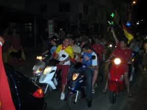 23-06-2006 SPORT: SPANJE VIERT FEEST NA 2-0 OVERWINNING OP TOGO. In Marbella gingen honderden mensen de straat op om feest te vieren, het leek wel of de cup gewonnen was. Het was de gehele nacht feest met vooral veel bier en rondrijdende jeugd op en in allerlei voertuigen.
foto: Albert den Iseger.