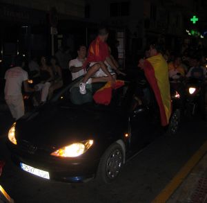 23-06-2006 SPORT: SPANJE VIERT FEEST NA 2-0 OVERWINNING OP TOGO. In Marbella gingen honderden mensen de straat op om feest te vieren, het leek wel of de cup gewonnen was. Het was de gehele nacht feest met vooral veel bier en rondrijdende jeugd op en in allerlei voertuigen.
foto: Albert den Iseger.