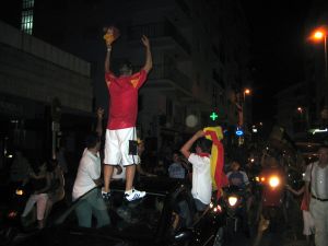 23-06-2006 SPORT: SPANJE VIERT FEEST NA 2-0 OVERWINNING OP TOGO. In Marbella gingen honderden mensen de straat op om feest te vieren, het leek wel of de cup gewonnen was. Het was de gehele nacht feest met vooral veel bier en rondrijdende jeugd op en in allerlei voertuigen.
foto: Albert den Iseger.