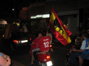 23-06-2006 SPORT: SPANJE VIERT FEEST NA 2-0 OVERWINNING OP TOGO. In Marbella gingen honderden mensen de straat op om feest te vieren, het leek wel of de cup gewonnen was. Het was de gehele nacht feest met vooral veel bier en rondrijdende jeugd op en in allerlei voertuigen.
foto: Albert den Iseger.