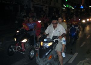 23-06-2006 SPORT: SPANJE VIERT FEEST NA 2-0 OVERWINNING OP TOGO. In Marbella gingen honderden mensen de straat op om feest te vieren, het leek wel of de cup gewonnen was. Het was de gehele nacht feest met vooral veel bier en rondrijdende jeugd op en in allerlei voertuigen.
foto: Albert den Iseger.