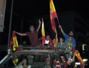 23-06-2006 SPORT: SPANJE VIERT FEEST NA 2-0 OVERWINNING OP TOGO. In Marbella gingen honderden mensen de straat op om feest te vieren, het leek wel of de cup gewonnen was. Het was de gehele nacht feest met vooral veel bier en rondrijdende jeugd op en in allerlei voertuigen.
foto: Albert den Iseger.