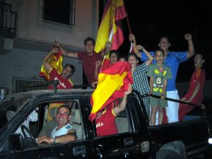 23-06-2006 SPORT: SPANJE VIERT FEEST NA 2-0 OVERWINNING OP TOGO. In Marbella gingen honderden mensen de straat op om feest te vieren, het leek wel of de cup gewonnen was. Het was de gehele nacht feest met vooral veel bier en rondrijdende jeugd op en in allerlei voertuigen.
foto: Albert den Iseger.