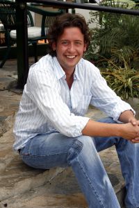 28-06-2006 SHOWBIZZ; 15 JULI OPENT MAGIC PALACE DE DEUREN MAAR ZONDER HANS IN DE SHOW. Hans wordt de directeur en begeleider van het totale project in Torremolinos.
De dagelijkse show van 1.5 uur word nu in zijn geheel ingevuld door Renzo, Oscar, Mara en Stefan Kazan. Het hele verhaal deze week met foto\'s uit Torremolinos in de Prive.
foto: Albert den Iseger.