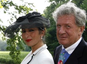 08-06-2006 SHOWBIZZ; HARINGPARTY IS OOK MET ORANJEKOORTS BESMET.Op de 45ste Nationale Haringpartij op het prachtige landgoed van Kasteel Neijenrode in Breukelen was de oude haring nog net niet oranje.Wel veel dames en heren waren in het oranje getint zoals o.a. dassen,jurkjes,schoenen en natuurlijk de hoedjes. Het leverde als elk jaar weer een prachtig schouwspel op in het heerlijke zomerse zonlicht.Vele honderden genodigden waren weer naar Breukelen afgereist om een oud haringtje te nuttigen.Er waren weer tal van bekenden uit de mode, politiek,showbizz en media wereld aanwezig. De haring smaakte prima, de wijn was al vroeg op en de sfeer was top zoals al 45 jaar bij het haring happen. Hopelijk zijn er volgend jaar weer de echte Hollandsche nieuwe maatjes aanwezig.
foto: Albert den Iseger.