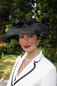 08-06-2006 SHOWBIZZ; HARINGPARTY IS OOK MET ORANJEKOORTS BESMET.Op de 45ste Nationale Haringpartij op het prachtige landgoed van Kasteel Neijenrode in Breukelen was de oude haring nog net niet oranje.Wel veel dames en heren waren in het oranje getint zoals o.a. dassen,jurkjes,schoenen en natuurlijk de hoedjes. Het leverde als elk jaar weer een prachtig schouwspel op in het heerlijke zomerse zonlicht.Vele honderden genodigden waren weer naar Breukelen afgereist om een oud haringtje te nuttigen.Er waren weer tal van bekenden uit de mode, politiek,showbizz en media wereld aanwezig. De haring smaakte prima, de wijn was al vroeg op en de sfeer was top zoals al 45 jaar bij het haring happen. Hopelijk zijn er volgend jaar weer de echte Hollandsche nieuwe maatjes aanwezig.
foto: Albert den Iseger.