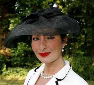 08-06-2006 SHOWBIZZ; HARINGPARTY IS OOK MET ORANJEKOORTS BESMET.Op de 45ste Nationale Haringpartij op het prachtige landgoed van Kasteel Neijenrode in Breukelen was de oude haring nog net niet oranje.Wel veel dames en heren waren in het oranje getint zoals o.a. dassen,jurkjes,schoenen en natuurlijk de hoedjes. Het leverde als elk jaar weer een prachtig schouwspel op in het heerlijke zomerse zonlicht.Vele honderden genodigden waren weer naar Breukelen afgereist om een oud haringtje te nuttigen.Er waren weer tal van bekenden uit de mode, politiek,showbizz en media wereld aanwezig. De haring smaakte prima, de wijn was al vroeg op en de sfeer was top zoals al 45 jaar bij het haring happen. Hopelijk zijn er volgend jaar weer de echte Hollandsche nieuwe maatjes aanwezig.
foto: Albert den Iseger.