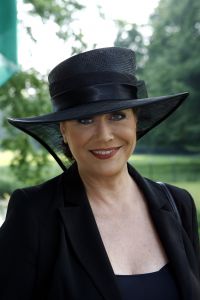 08-06-2006 SHOWBIZZ; HARINGPARTY IS OOK MET ORANJEKOORTS BESMET.Op de 45ste Nationale Haringpartij op het prachtige landgoed van Kasteel Neijenrode in Breukelen was de oude haring nog net niet oranje.Wel veel dames en heren waren in het oranje getint zoals o.a. dassen,jurkjes,schoenen en natuurlijk de hoedjes. Het leverde als elk jaar weer een prachtig schouwspel op in het heerlijke zomerse zonlicht.Vele honderden genodigden waren weer naar Breukelen afgereist om een oud haringtje te nuttigen.Er waren weer tal van bekenden uit de mode, politiek,showbizz en media wereld aanwezig. De haring smaakte prima, de wijn was al vroeg op en de sfeer was top zoals al 45 jaar bij het haring happen. Hopelijk zijn er volgend jaar weer de echte Hollandsche nieuwe maatjes aanwezig.
foto: Albert den Iseger.