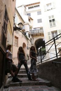 08-05-2006 SHOWBIZZ; TREBLE GAAT VOOR DE HOOGSTE TREDE IN ATHENE. Ze zullen niet zwichten voor het grote geld alles is bij hun back to the basic.Geen Ferrari of Porsche,geen grote huizen en glamour feesten, maar eenvoudig lekker muziek maken en we zullen geen gebruik maken van Haute Couture of special make up, zij Caroline in Monaco. De bookies in Engeland verwachten helemaal niets van Treble, op het moment staan ze helemaal onder aan de lijst en bij inzet van 1 pond krijgt u bij overwinning van Treble van het ESC maar liefst 100 pond uitgekeerd. De 3 spontane meiden blijven er echter heel nuchter over en gaan gewoon hun ding doen in Athene. 
foto: Albert den Iseger