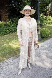 08-06-2006 SHOWBIZZ; HARINGPARTY IS OOK MET ORANJEKOORTS BESMET.Op de 45ste Nationale Haringpartij op het prachtige landgoed van Kasteel Neijenrode in Breukelen was de oude haring nog net niet oranje.Wel veel dames en heren waren in het oranje getint zoals o.a. dassen,jurkjes,schoenen en natuurlijk de hoedjes. Het leverde als elk jaar weer een prachtig schouwspel op in het heerlijke zomerse zonlicht.Vele honderden genodigden waren weer naar Breukelen afgereist om een oud haringtje te nuttigen.Er waren weer tal van bekenden uit de mode, politiek,showbizz en media wereld aanwezig. De haring smaakte prima, de wijn was al vroeg op en de sfeer was top zoals al 45 jaar bij het haring happen. Hopelijk zijn er volgend jaar weer de echte Hollandsche nieuwe maatjes aanwezig.
foto: Albert den Iseger.