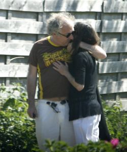 22-06-2006 SHOWBIZZ; YOUP VAN T HEK EN DEDDY WEER VERLIEFD. De liefde is weer hevig aanwezig tussen Youp van \'t Hek en Debby Petter. Het verliefde paar was even in Bergen aan zee om in hun prachtige huis samen een romantische weekend door te brengen, zonder kinderen en zonder problemen.Vorig jaar zomer was het allemaal even anders,Youk had een verhouding met de Bredase tandartsvrouw Jeanette en Debby beleefde zeer moeilijke tijden door.Maar zomer 2006 is overduidelijk de zomer van Youp en Debby, zie de paparazzi foto\'s en lees het verhaal in de Prive van deze week.
foto: Albert den Iseger