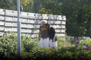 22-06-2006 SHOWBIZZ; YOUP VAN T HEK EN DEDDY WEER VERLIEFD. De liefde is weer hevig aanwezig tussen Youp van \'t Hek en Debby Petter. Het verliefde paar was even in Bergen aan zee om in hun prachtige huis samen een romantische weekend door te brengen, zonder kinderen en zonder problemen.Vorig jaar zomer was het allemaal even anders,Youk had een verhouding met de Bredase tandartsvrouw Jeanette en Debby beleefde zeer moeilijke tijden door.Maar zomer 2006 is overduidelijk de zomer van Youp en Debby, zie de paparazzi foto\'s en lees het verhaal in de Prive van deze week.
foto: Albert den Iseger