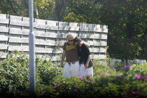 22-06-2006 SHOWBIZZ; YOUP VAN T HEK EN DEDDY WEER VERLIEFD. De liefde is weer hevig aanwezig tussen Youp van \'t Hek en Debby Petter. Het verliefde paar was even in Bergen aan zee om in hun prachtige huis samen een romantische weekend door te brengen, zonder kinderen en zonder problemen.Vorig jaar zomer was het allemaal even anders,Youk had een verhouding met de Bredase tandartsvrouw Jeanette en Debby beleefde zeer moeilijke tijden door.Maar zomer 2006 is overduidelijk de zomer van Youp en Debby, zie de paparazzi foto\'s en lees het verhaal in de Prive van deze week.
foto: Albert den Iseger
