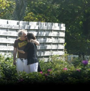 22-06-2006 SHOWBIZZ; YOUP VAN T HEK EN DEDDY WEER VERLIEFD. De liefde is weer hevig aanwezig tussen Youp van \'t Hek en Debby Petter. Het verliefde paar was even in Bergen aan zee om in hun prachtige huis samen een romantische weekend door te brengen, zonder kinderen en zonder problemen.Vorig jaar zomer was het allemaal even anders,Youk had een verhouding met de Bredase tandartsvrouw Jeanette en Debby beleefde zeer moeilijke tijden door.Maar zomer 2006 is overduidelijk de zomer van Youp en Debby, zie de paparazzi foto\'s en lees het verhaal in de Prive van deze week.
foto: Albert den Iseger