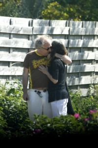 22-06-2006 SHOWBIZZ; YOUP VAN T HEK EN DEDDY WEER VERLIEFD. De liefde is weer hevig aanwezig tussen Youp van \'t Hek en Debby Petter. Het verliefde paar was even in Bergen aan zee om in hun prachtige huis samen een romantische weekend door te brengen, zonder kinderen en zonder problemen.Vorig jaar zomer was het allemaal even anders,Youk had een verhouding met de Bredase tandartsvrouw Jeanette en Debby beleefde zeer moeilijke tijden door.Maar zomer 2006 is overduidelijk de zomer van Youp en Debby, zie de paparazzi foto\'s en lees het verhaal in de Prive van deze week.
foto: Albert den Iseger