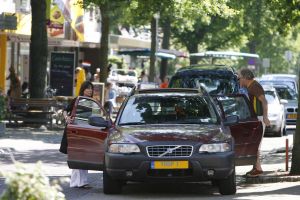 22-06-2006 SHOWBIZZ; YOUP VAN T HEK EN DEDDY WEER VERLIEFD. De liefde is weer hevig aanwezig tussen Youp van \'t Hek en Debby Petter. Het verliefde paar was even in Bergen aan zee om in hun prachtige huis samen een romantische weekend door te brengen, zonder kinderen en zonder problemen.Vorig jaar zomer was het allemaal even anders,Youk had een verhouding met de Bredase tandartsvrouw Jeanette en Debby beleefde zeer moeilijke tijden door.Maar zomer 2006 is overduidelijk de zomer van Youp en Debby, zie de paparazzi foto\'s en lees het verhaal in de Prive van deze week.
foto: Albert den Iseger