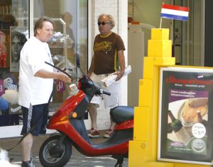 22-06-2006 SHOWBIZZ; YOUP VAN T HEK EN DEDDY WEER VERLIEFD. De liefde is weer hevig aanwezig tussen Youp van \'t Hek en Debby Petter. Het verliefde paar was even in Bergen aan zee om in hun prachtige huis samen een romantische weekend door te brengen, zonder kinderen en zonder problemen.Vorig jaar zomer was het allemaal even anders,Youk had een verhouding met de Bredase tandartsvrouw Jeanette en Debby beleefde zeer moeilijke tijden door.Maar zomer 2006 is overduidelijk de zomer van Youp en Debby, zie de paparazzi foto\'s en lees het verhaal in de Prive van deze week.
foto: Albert den Iseger