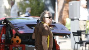 22-06-2006 SHOWBIZZ; YOUP VAN T HEK EN DEDDY WEER VERLIEFD. De liefde is weer hevig aanwezig tussen Youp van \'t Hek en Debby Petter. Het verliefde paar was even in Bergen aan zee om in hun prachtige huis samen een romantische weekend door te brengen, zonder kinderen en zonder problemen.Vorig jaar zomer was het allemaal even anders,Youk had een verhouding met de Bredase tandartsvrouw Jeanette en Debby beleefde zeer moeilijke tijden door.Maar zomer 2006 is overduidelijk de zomer van Youp en Debby, zie de paparazzi foto\'s en lees het verhaal in de Prive van deze week.
foto: Albert den Iseger