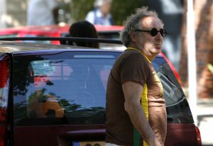 22-06-2006 SHOWBIZZ; YOUP VAN T HEK EN DEDDY WEER VERLIEFD. De liefde is weer hevig aanwezig tussen Youp van \'t Hek en Debby Petter. Het verliefde paar was even in Bergen aan zee om in hun prachtige huis samen een romantische weekend door te brengen, zonder kinderen en zonder problemen.Vorig jaar zomer was het allemaal even anders,Youk had een verhouding met de Bredase tandartsvrouw Jeanette en Debby beleefde zeer moeilijke tijden door.Maar zomer 2006 is overduidelijk de zomer van Youp en Debby, zie de paparazzi foto\'s en lees het verhaal in de Prive van deze week.
foto: Albert den Iseger