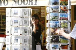 22-06-2006 SHOWBIZZ; YOUP VAN T HEK EN DEDDY WEER VERLIEFD. De liefde is weer hevig aanwezig tussen Youp van \'t Hek en Debby Petter. Het verliefde paar was even in Bergen aan zee om in hun prachtige huis samen een romantische weekend door te brengen, zonder kinderen en zonder problemen.Vorig jaar zomer was het allemaal even anders,Youk had een verhouding met de Bredase tandartsvrouw Jeanette en Debby beleefde zeer moeilijke tijden door.Maar zomer 2006 is overduidelijk de zomer van Youp en Debby, zie de paparazzi foto\'s en lees het verhaal in de Prive van deze week.
foto: Albert den Iseger