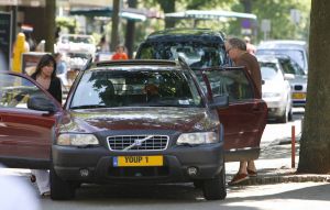22-06-2006 SHOWBIZZ; YOUP VAN T HEK EN DEDDY WEER VERLIEFD. De liefde is weer hevig aanwezig tussen Youp van \'t Hek en Debby Petter. Het verliefde paar was even in Bergen aan zee om in hun prachtige huis samen een romantische weekend door te brengen, zonder kinderen en zonder problemen.Vorig jaar zomer was het allemaal even anders,Youk had een verhouding met de Bredase tandartsvrouw Jeanette en Debby beleefde zeer moeilijke tijden door.Maar zomer 2006 is overduidelijk de zomer van Youp en Debby, zie de paparazzi foto\'s en lees het verhaal in de Prive van deze week.
foto: Albert den Iseger