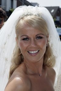 01-06-2007 SHOWBIZZ;  WOLTER EN TESSA EINDELIJK GETROUWD. Het was er een uit een sprookje, Tessa was meer dan een echte prinses en Wolter een van Nederlands beste zangers beloofden elkaar de echtelijke plicht in het sprookjes kasteel Marquette in Heemskerk. Het weer was prachtig en SBS SNOWNIEUWS zorgde voor het glamour randje rondom het huwelijk.  Enkele van Wolters beste vrienden kwam optreden en op de muziek van Jan Smit kwamen alle Zaanse schoentjes in beweging. De 3 JJJ zorgden voor vele traantjes bij de plechtigheid en de champagne vloeide meer dan rijkelijk. Nederland heeft weer een nieuw getrouwd showbizzpaar Wolter en Tessa Kroes.
foto: Albert den Iseger.