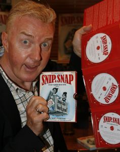 31-05-2007 SHOWBIZZ; DVD UITGEBRACHT VAN LIEFDESNEST SNIP EN SNAP REVUE. Andre van Duin reikte de eerste dvd uit aan de kleindochters van Rene Sleeswijk uit. Karen en Jacqueline Sleeswijk-Schipper waren blij met de dvd en het prachtige beeldmateriaal wat er op staat. Wij zullen er met plezier van gaan genieten zeiden zij.
foto ; Albert den Iseger