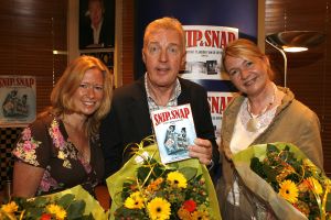 31-05-2007 SHOWBIZZ; DVD UITGEBRACHT VAN LIEFDESNEST SNIP EN SNAP REVUE. Andre van Duin reikte de eerste dvd uit aan de kleindochters van Rene Sleeswijk uit. Karen en Jacqueline Sleeswijk-Schipper waren blij met de dvd en het prachtige beeldmateriaal wat er op staat. Wij zullen er met plezier van gaan genieten zeiden zij.
foto ; Albert den Iseger