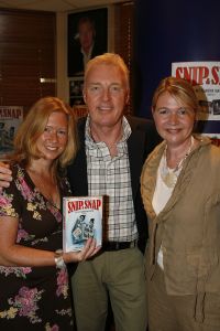31-05-2007 SHOWBIZZ; DVD UITGEBRACHT VAN LIEFDESNEST SNIP EN SNAP REVUE. Andre van Duin reikte de eerste dvd uit aan de kleindochters van Rene Sleeswijk uit. Karen en Jacqueline Sleeswijk-Schipper waren blij met de dvd en het prachtige beeldmateriaal wat er op staat. Wij zullen er met plezier van gaan genieten zeiden zij.
foto ; Albert den Iseger