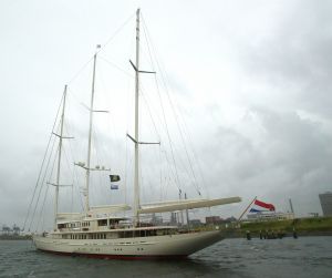 26-06-2007 ACTUEEL; JIM CLARK MET ZIJN JACHT ATHENA IN AMSTERDAM. Jim Clark de grote man achter Netscape communications is in Amsterdam met zij jacht Athena, het grootste  4 masten jacht ooit in de wereld gebouwd. Het jacht is in  Nederland is gebouwd in opdracht van Jim Clark. Jim Clark stond zelf aan het stuur tijdens het noodweer van vandaag.
foto: Albert den Iseger.