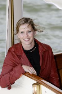 06-06-2007 SHOWBIZZ: BABETTE VAN VEEN HEEFT EEN NIEUWE ROL NAMELIJK HUWELIJKSPLANNER. Babette heeft haar carriere een andere wending gegeven. Op dit moment timmert zij flink aan de weg als huwelijksplaaner.
foto: Albert den Iseger