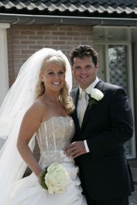 01-06-2007 SHOWBIZZ;  WOLTER EN TESSA EINDELIJK GETROUWD. Het was er een uit een sprookje, Tessa was meer dan een echte prinses en Wolter een van Nederlands beste zangers beloofden elkaar de echtelijke plicht in het sprookjes kasteel Marquette in Heemskerk. Het weer was prachtig en SBS SNOWNIEUWS zorgde voor het glamour randje rondom het huwelijk.  Enkele van Wolters beste vrienden kwam optreden en op de muziek van Jan Smit kwamen alle Zaanse schoentjes in beweging. De 3 JJJ zorgden voor vele traantjes bij de plechtigheid en de champagne vloeide meer dan rijkelijk. Nederland heeft weer een nieuw getrouwd showbizzpaar Wolter en Tessa Kroes.
foto: Albert den Iseger.