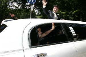 01-06-2007 SHOWBIZZ;  WOLTER EN TESSA EINDELIJK GETROUWD. Het was er een uit een sprookje, Tessa was meer dan een echte prinses en Wolter een van Nederlands beste zangers beloofden elkaar de echtelijke plicht in het sprookjes kasteel Marquette in Heemskerk. Het weer was prachtig en SBS SNOWNIEUWS zorgde voor het glamour randje rondom het huwelijk.  Enkele van Wolters beste vrienden kwam optreden en op de muziek van Jan Smit kwamen alle Zaanse schoentjes in beweging. De 3 JJJ zorgden voor vele traantjes bij de plechtigheid en de champagne vloeide meer dan rijkelijk. Nederland heeft weer een nieuw getrouwd showbizzpaar Wolter en Tessa Kroes.
foto: Albert den Iseger.