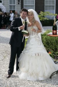 01-06-2007 SHOWBIZZ;  WOLTER EN TESSA EINDELIJK GETROUWD. Het was er een uit een sprookje, Tessa was meer dan een echte prinses en Wolter een van Nederlands beste zangers beloofden elkaar de echtelijke plicht in het sprookjes kasteel Marquette in Heemskerk. Het weer was prachtig en SBS SNOWNIEUWS zorgde voor het glamour randje rondom het huwelijk.  Enkele van Wolters beste vrienden kwam optreden en op de muziek van Jan Smit kwamen alle Zaanse schoentjes in beweging. De 3 JJJ zorgden voor vele traantjes bij de plechtigheid en de champagne vloeide meer dan rijkelijk. Nederland heeft weer een nieuw getrouwd showbizzpaar Wolter en Tessa Kroes.
foto: Albert den Iseger.