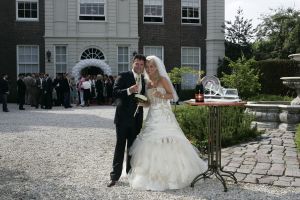 01-06-2007 SHOWBIZZ;  WOLTER EN TESSA EINDELIJK GETROUWD. Het was er een uit een sprookje, Tessa was meer dan een echte prinses en Wolter een van Nederlands beste zangers beloofden elkaar de echtelijke plicht in het sprookjes kasteel Marquette in Heemskerk. Het weer was prachtig en SBS SNOWNIEUWS zorgde voor het glamour randje rondom het huwelijk.  Enkele van Wolters beste vrienden kwam optreden en op de muziek van Jan Smit kwamen alle Zaanse schoentjes in beweging. De 3 JJJ zorgden voor vele traantjes bij de plechtigheid en de champagne vloeide meer dan rijkelijk. Nederland heeft weer een nieuw getrouwd showbizzpaar Wolter en Tessa Kroes.
foto: Albert den Iseger.