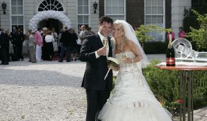 01-06-2007 SHOWBIZZ;  WOLTER EN TESSA EINDELIJK GETROUWD. Het was er een uit een sprookje, Tessa was meer dan een echte prinses en Wolter een van Nederlands beste zangers beloofden elkaar de echtelijke plicht in het sprookjes kasteel Marquette in Heemskerk. Het weer was prachtig en SBS SNOWNIEUWS zorgde voor het glamour randje rondom het huwelijk.  Enkele van Wolters beste vrienden kwam optreden en op de muziek van Jan Smit kwamen alle Zaanse schoentjes in beweging. De 3 JJJ zorgden voor vele traantjes bij de plechtigheid en de champagne vloeide meer dan rijkelijk. Nederland heeft weer een nieuw getrouwd showbizzpaar Wolter en Tessa Kroes.
foto: Albert den Iseger.